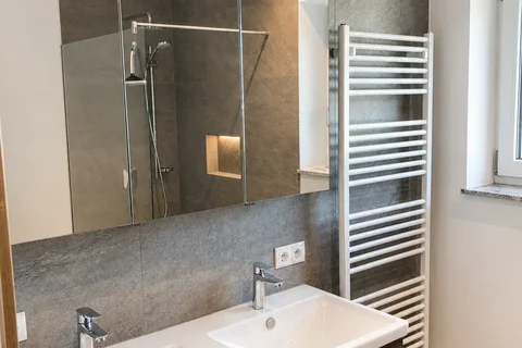 Modernes Badezimmer